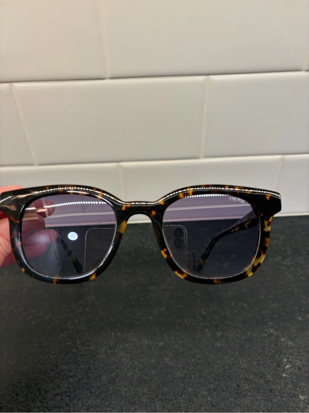 FREYRS Jasper Tortoise Round Sunglasses with Navy Case
